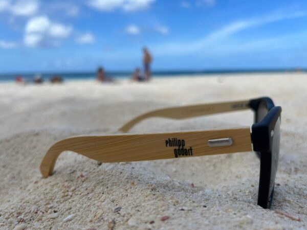Seine Sonnenbrille aus dem Shop am Strand
