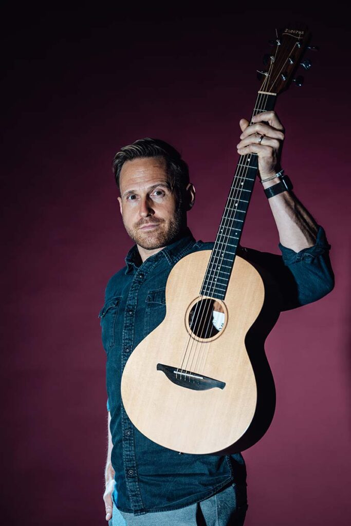 Philipp Godart mit Gitarre